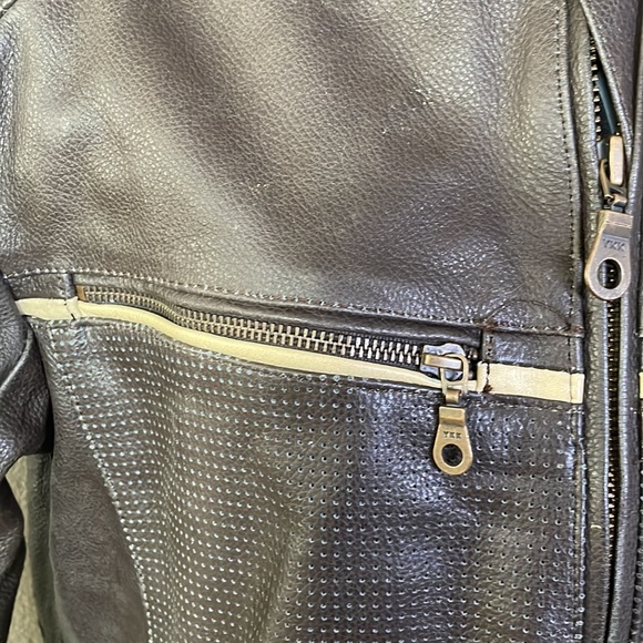 Mens BILT leather perforated motorcycle jacket with back shoulder & elbow armor. - Picture 5 of 13